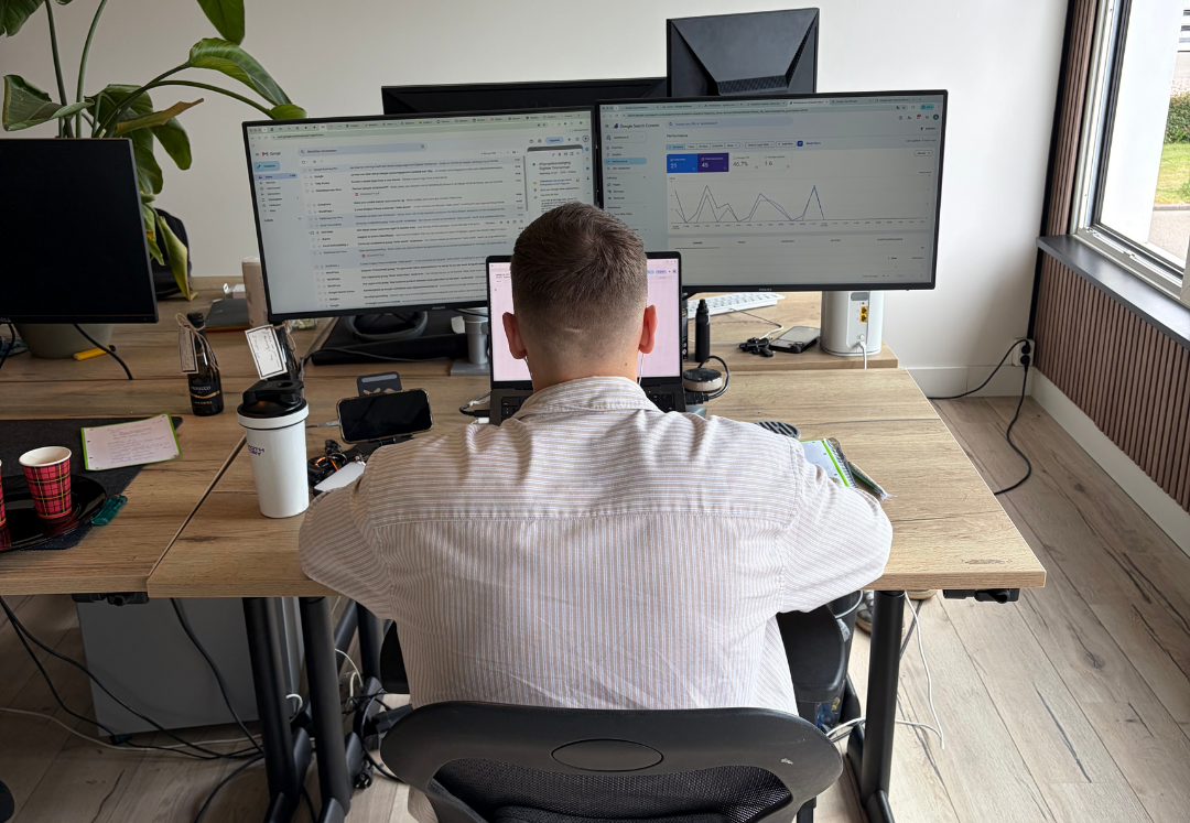 Medewerker van Digitale Timmerman werkt aan de vindbaarheid van een website in Google Search Console