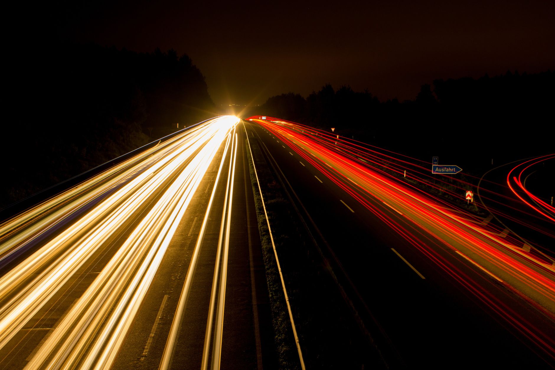 Snelweg met lichtsporen in het donker, als beeld voor een snelle website