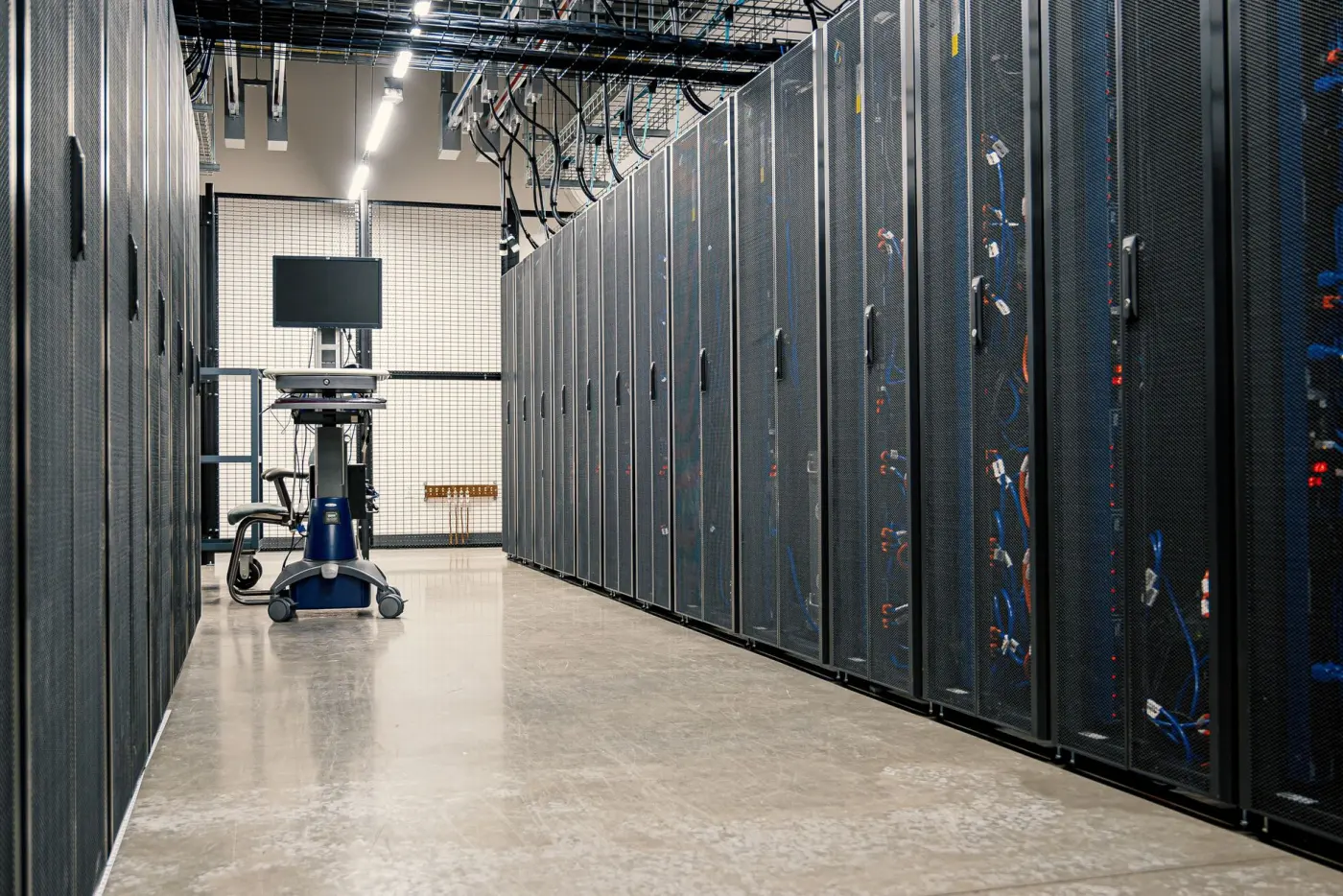 Website hosting en onderhoud uitbesteden: waarom slimme ondernemers dit niet meer zelf doen